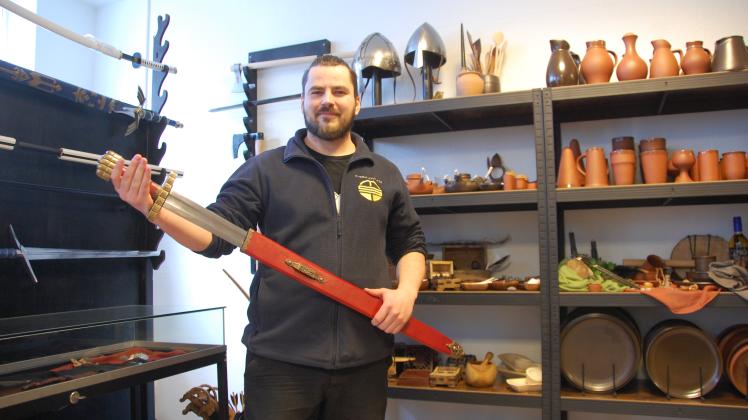 Inhaber Florian Oxenfarth verkauft in seinem Laden „Thors Schmiede“ vor allem Wikinger-Zubehör und Met. 