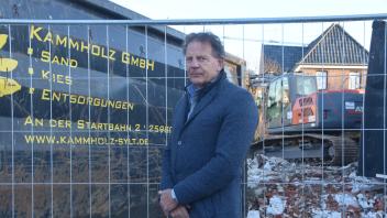 Lists Bürgermeister Ronald Benck kurz nach dem Gasthof-Abriss vor dem Container der Kammholz GmbH.