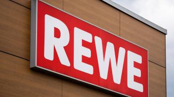 Stettenhofen, Bavaria, Germany - 31 May 2022: Rewe German supermarket logo on the facade of the food retail store *** Re