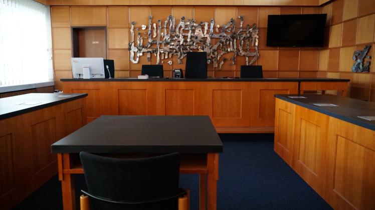 Am Richtertisch in Saal 2 des Meppener Amtsgerichts sind rechts und links neben dem Richterstuhl zwei Plätze frei: für die beiden Schöffen, die zusammen mit dem Berufsrichter Urteile fällen. In diesem Jahr werden in Deutschland neue Schöffen gewählt. 