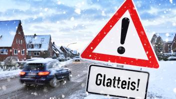 FOTOMONTAGE, Gefahrenschild mit Aufschrift Glatteis vor verschneiter Straße *** PHOTOMONTAGE, danger sign with inscripti