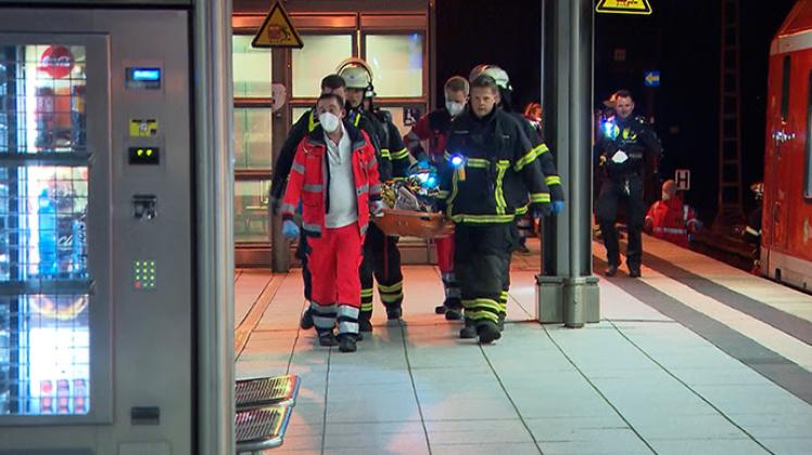 Zwei Zwillingsschwestern werden in Hamburg von einem Regionalzug erfasst. Die eine stirbt, die andere ist schwer verletzt.