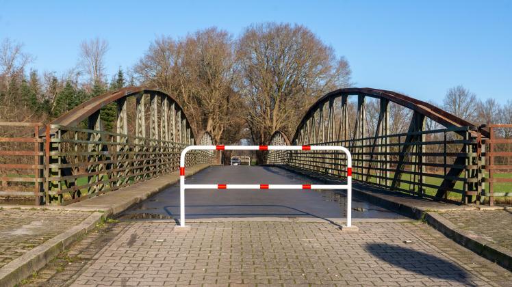 Gesperrt: Nur noch Fußgänger und Radfahrer können die Emsbrücke zwischen Versen und Borken beziehungsweise Holthausen  passieren. 