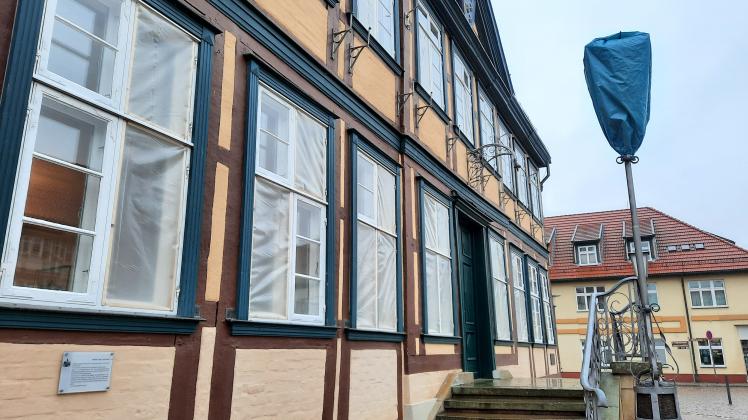 Rathaus Grabow durch Böller-Angriff beschädigt