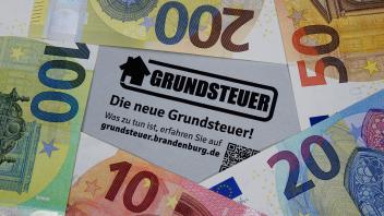 Geldscheine und Grundsteuer Geldscheine und Grundsteuer, 30.11.2022, Borkwalde, Brandenburg, Um den Schriftzug Grundsteu