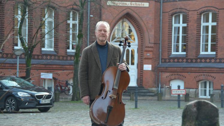 Viele Pläne für 2023: Leiter Gabriel Köppen vor der Musikschule am Marienkirchhof in Flensburg.