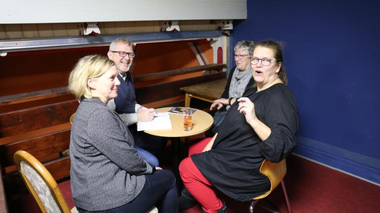 An diesem Tisch im „Mecki“ wurde das Gastspiel der Thalia-Leute aus Hamburg besprochen.