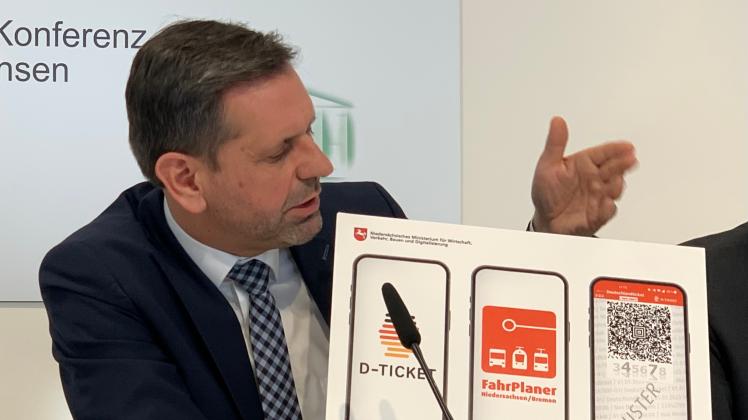 Niedersachsens Verkehrsminister Olaf Lies (SPD) rechnet mit einem Start des Deutschlandtickets am 1. Mai dieses Jahres.