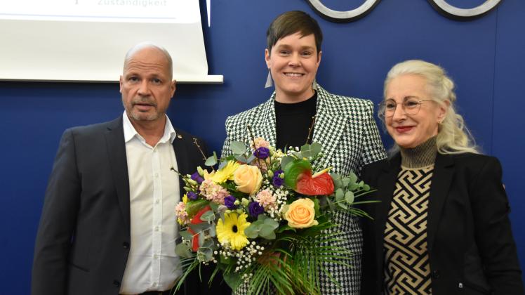 Sowohl der amtierende Rostocker Bürgermeister Chris von Wrycz Rekowski (l.) als auch  Bürgerschaftspräsidentin Regine Lück (r.) gratulierten Eva-Maria Kröger (m.) zu ihrem Amtsantritt.