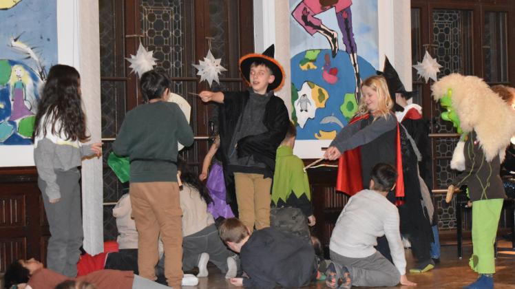 Verfemte Musik in der Friedensschule: Das Stück „Der Hexentanz“ von Alexandre Tansman setzen die Schüler der Klasse 3b mit großer Spielfreude in Szene.
