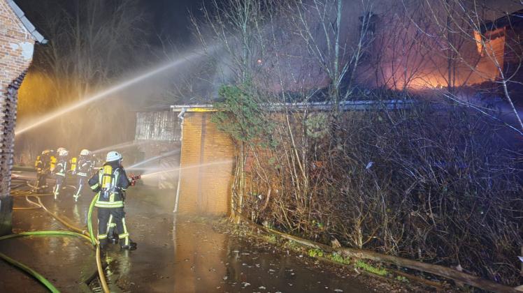 Brandbekämpfung bei einem Wirtschaftsgebäude in Gokels