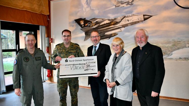 Oberst Jörg Schroeder und Oberstabsfeldwebel Björn Hansen überreichen die Spendensumme an Landrat Wolfgang Buschmann, Hanna Henkel und Konstantin Henkel.  