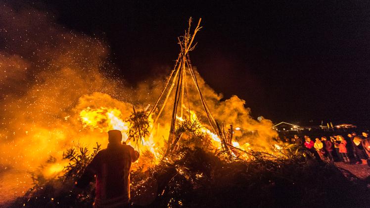 Biike Feuer Amrum Aktuell _ Nordseetourismus: Biikebrennen auf der ...