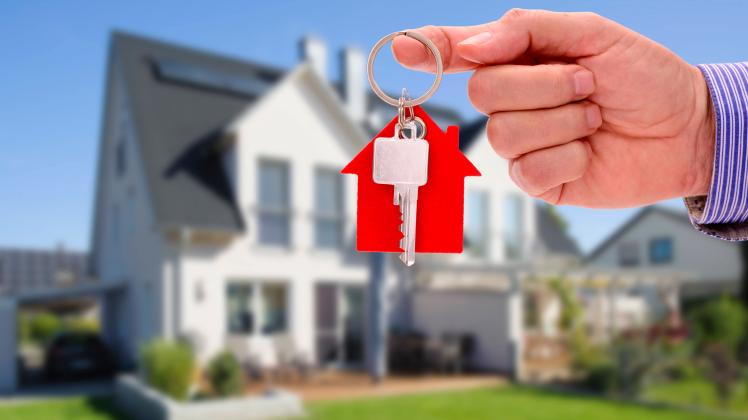 Hausschlüssel als Angebot für neues Haus Hausschlüssel als Angbot für neues Eigenheim und Wohnung Copyright: xZoonar.com