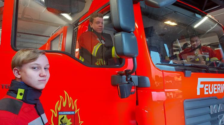 Die Brandschützer von morgen: Erik Borat (l.) und Lennard Frohberg (r.) sind vor kurzem in die Feuerwehr Sternberg befördert worden. 