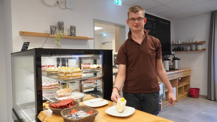 Anton Lüppens ist einer von sieben Beschäftigten des inklusiven Café im DRK-Gutshof in Haselünne. Der Autist lebt in Dohren und hat bisher in der Vitus-Kantine in Meppen gearbeitet.