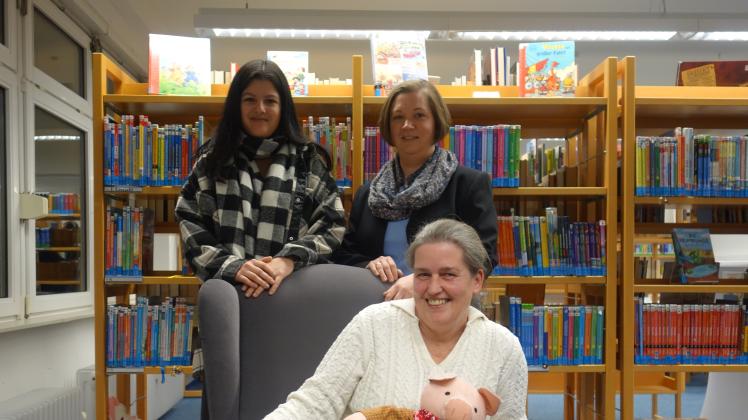 Bücherei-Leiterin Gabriele Christiansen und ihre Mitarbeiterinnen Maria Golke (r.) und Qanita Din freuen sich über ihren erneuerten Arbeitsplatz.