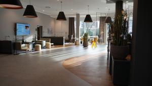 Die Lobby ist das Herzstück des neuen Vier-Sterne-Hotels Via Plaza in Meppen. 