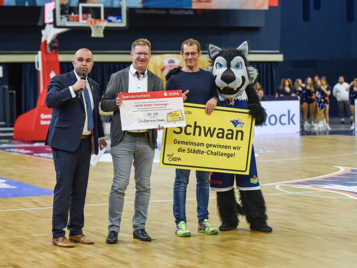 Schwaaner gewinnen 500 Euro beim Spiel der Rostock Seawolves SVZ
