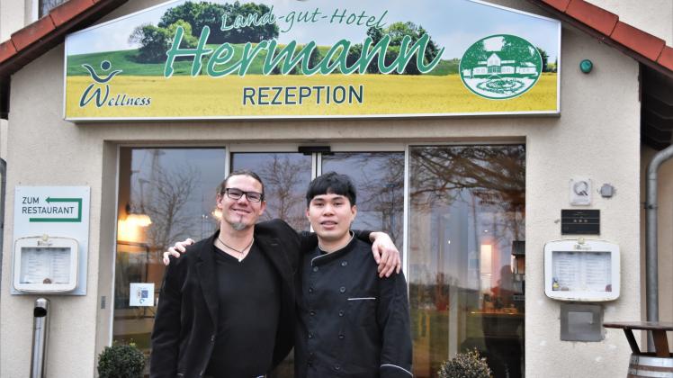 Henry Hermann, Besitzer des Land-gut-Hotels in Bentwisch, ist gänzlich zufrieden mit seinem neuen Koch Quoc Tien Nguyen.