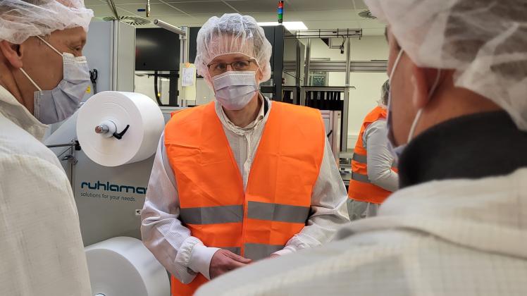 Daniel Günther besichtigt am Donnerstag die Produktionsanlagen von PAV in Lütjensee.
