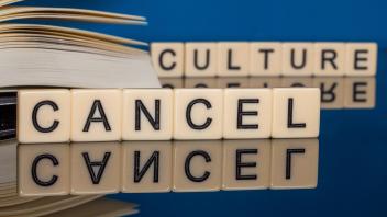 Symbolbild Cancel Culture: Buchstabenwürfel zeigen die Worte Cancel Culture vor einem Buch *** Symbol image Cancel Cult