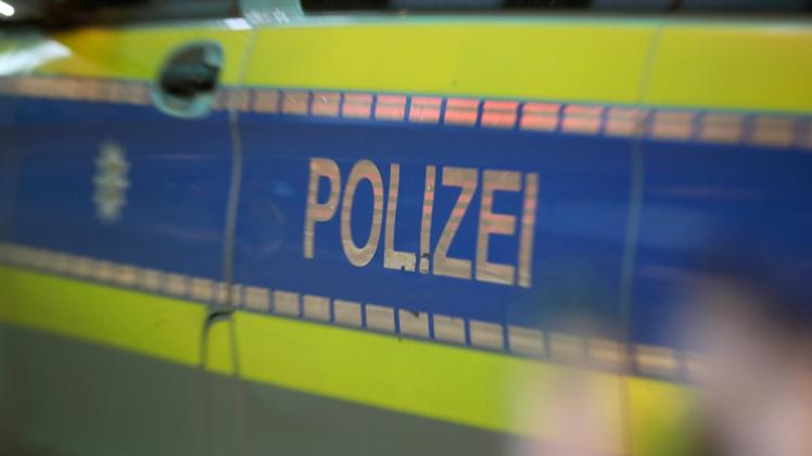 30.12.2022, Düsseldorf, Ein Einsatzwagen der Polizei fährt auf einem Einsatz durch eine düsseldorfer Straße. Die Polizei