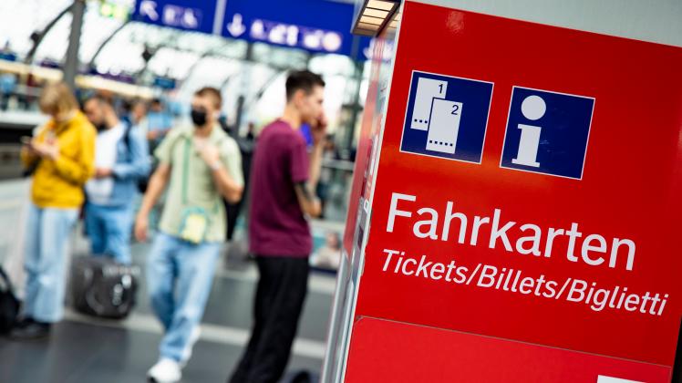 Ticketautomat der VBB am Hauptbahnhof in Berlin am 23. August 2022. Letzte Tage fuer den 9 Euro Ticket *** Ticket vendin
