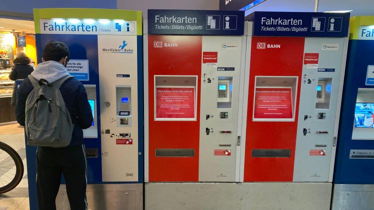 DB Fahrkartenautomaten im Osnabrücker Hauptbahnhof, die außer Betrieb genommen wurden