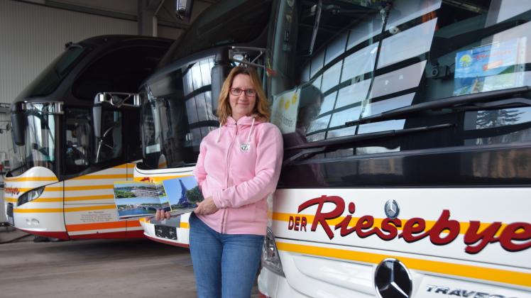 Endlich geht es wieder bergauf und die Busse des Riesebyers fahren wieder durch Europa. Geschäftsführerin Meike Kreutzer blickt hoffnungsvoll auf 2023.