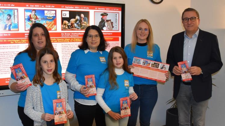 Sie präsentieren das neue Kinderkultur-Programm (von links): Lucia Kaiser mit Tochter Juliane, Denise Wehowski mit Tochter Elea, Madleen Veerkamp sowie Bürgermeister Andreas Kaiser.