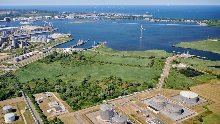 Geplanter Hafenausbau: Die Fläche zwischen dem Öl- und Chemiehafen zählt zu einer der letzten größeren zusammenhängenden Entwicklungsflächen im Überseehafen Rostock.