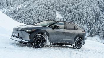 Spaß im Schnee: Toyotas E-Mobil bX4Z glänzt mit Allradantrieb auch in heiklem Terrain. Toyota