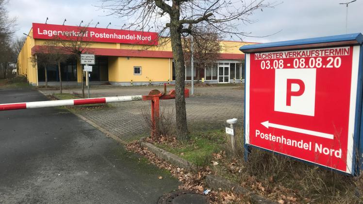 Solche Märkte wie den Postenhandel Nord im ehemaligen Praktiker-Gebäude in Stickgras will Delmenhorst am Stadtrand nicht haben.