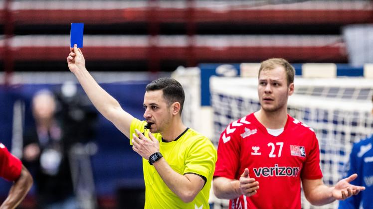 Handball, WM, USA - Bahrain 230119 Paul Skorupa of USA receives a blue card during the 2023 IHF World Men s Handball Cha