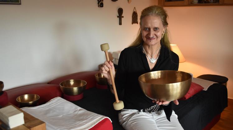 Johanna van den Broek hat Hypnosetherapie, Schamanismus und Klangschalenmassage in ihrer Praxis in Lathen vereint.