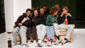 Die Schauspielcrew von Nullerjahre, darunter Robert Höller (M.), Rosalba Salomon (2.v.r.) und Regisseurin Nina Gühlstorff.