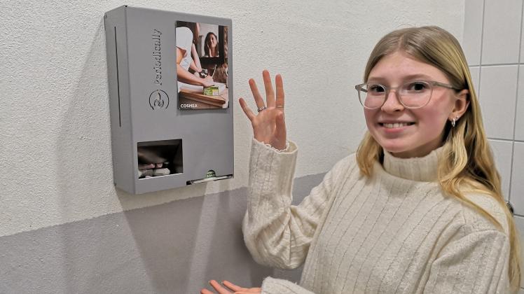 Schülersprecherin Lisa Schwartze freut sich: Seit wenigen Tagen gibt es auf den Mädchentoiletten an der Klaus-Groth-Schule Automaten, in denen gratis Hygieneartikel angeboten werden. Für viele Schülerinnen fällt damit ein großes Problem weg.