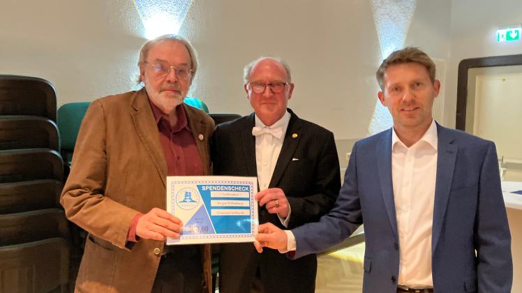 Perleberger Freimaurer-Loge übergibt Spendencheck an Wittenberger Hospiz
