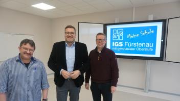 In einem der neuen Klassenräume: Josef Thale und Jürgen Sander von der IGS sowie Samtgemeindebürgermeister Matthias Wübbel (von links). Tische und Stühle werden in Kürze aufgestellt.