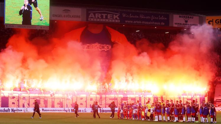 Fans des FC Hansa Rostock zünden Pyrotechnik im Heimspiel gegen den  1. FC Nürnberg.