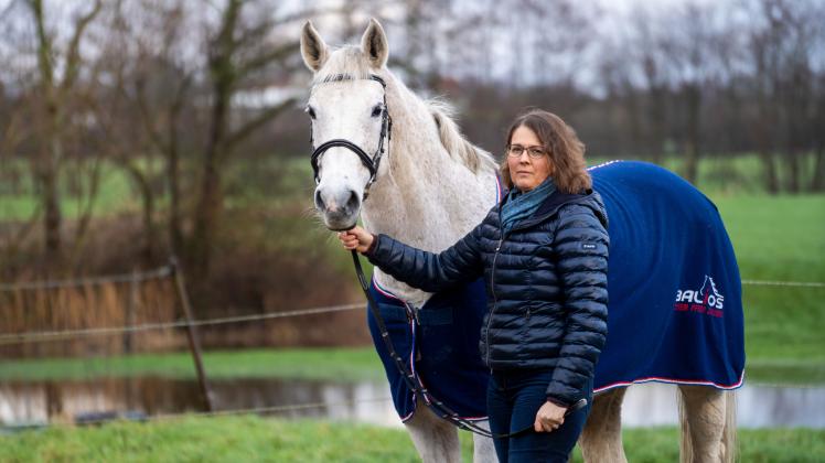 Verlegerin Sandra Asmussen hat sich im November 1997 ursprünglich mit einem Antiquariat mit Fachbüchern über Pferde selbstständig gemacht. 