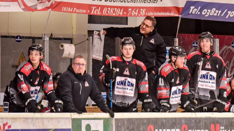 neuer Headcoach, Leonard Socchio, hinten
Rostock Piranhas vs Saale Bulls Halle
Eishockey Oberliga Nord 2022/2023
Foto: Georg Scharnweber