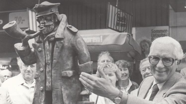 Die Nachtwächter wurden der nächtlichen Ausschreitungen kaum Herr. Der bekannteste war „Jan Tut“ (Johann von Seggern), dessen Bronzeskulptur hier Oberbürgermeister Otto Jenzok 1983 in der Fußgängerzone enthüllt.