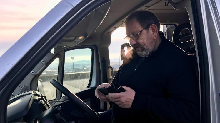Frieder Weinhold programmiert das Navi für die nächste Etappe nach Siebenbürgen. 