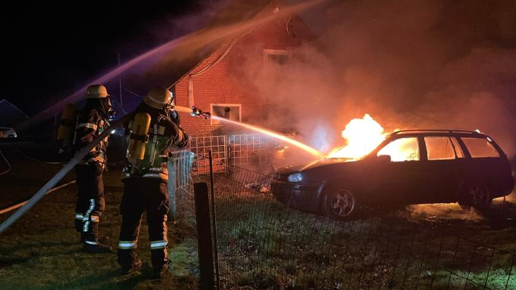 Merzen, Brand eines Autos und eines Wohnwagens im Merzener Ortsteil Engelern; Merzen, 21.01.2023; Foto: Feuerwehr Merzen