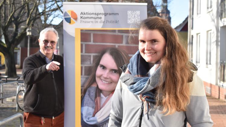 Zweimal Kindt, einmal Helms: Alina Kindt und ihr Mentor Hans-Dieter Helms mit dem Rollup aus dem Aktionsprogramm. Frauen in die Kommunalpolitik