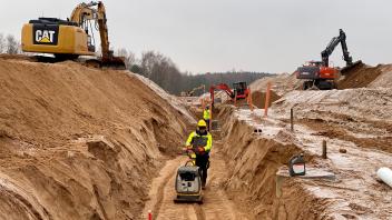 Die Arbeiten für das Gewerbegebiet in Selmsdorf haben begonnen. Das Unternehmen LUT Landschaftsbau & Umwelttechnik Gadebusch erschließt das neue Gewerbegebiet.