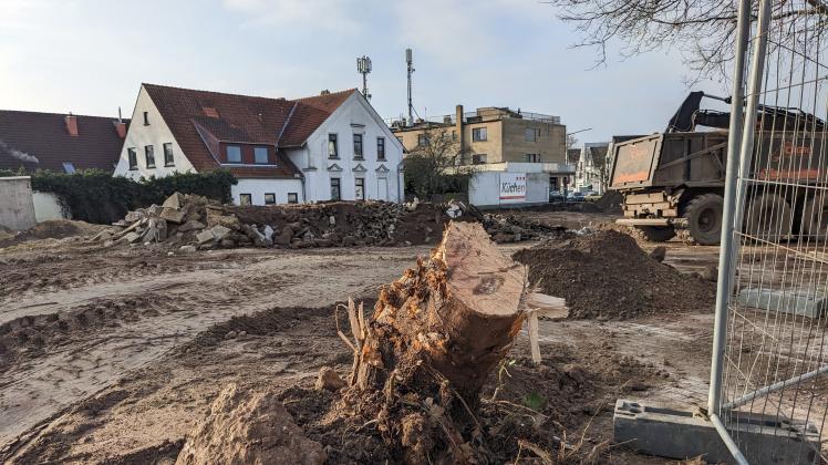 Fortgeschrittene Abriss- und Erdarbeiten neben dem Bremer Tor: Die Verlagerung des ZOB dorthin schafft Platz für die Bauarbeiten im Brinkumer Ortskern.