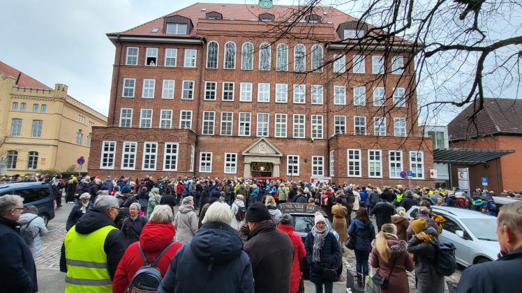 850 Menschen sollen laut Polizei in Lübeck für den Erhalt des Marienkrankenhauses demonstriert haben.